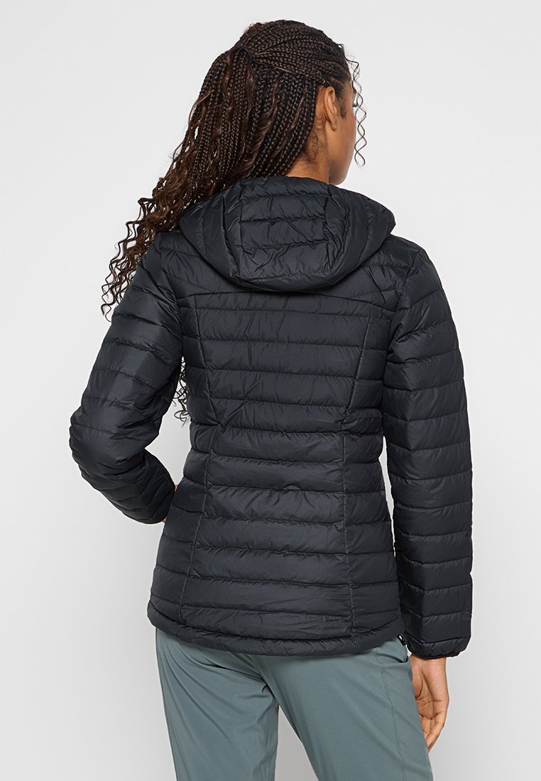 Czarna kurtka puchowa z kapturem, o pikowanej strukturze i dopasowanym kroju. Materiał wydaje się gładki z wyraźnymi detalami w szwach.