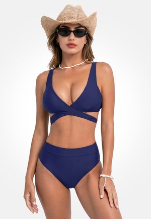 Bikini bleu marine avec un haut croisé, bretelles ajustables et bas taille haute. Texture lisse, design minimaliste, sans motifs ni ornements.