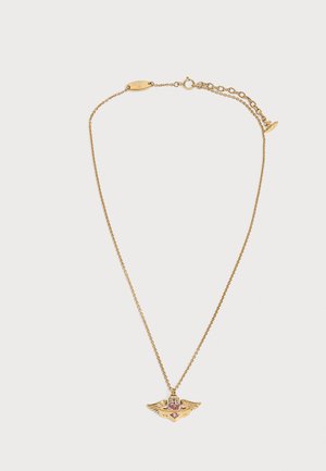 Collier délicat en chaîne d’or avec pendentif cœur ailé orné de pierres roses et transparentes, fermoir réglable sur fond blanc.