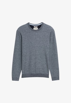 Pulover texturat gri cu guler rotund, mâneci lungi și margini ribbate. Patern subtil cu nuanțe mai închise și mai deschise de gri.