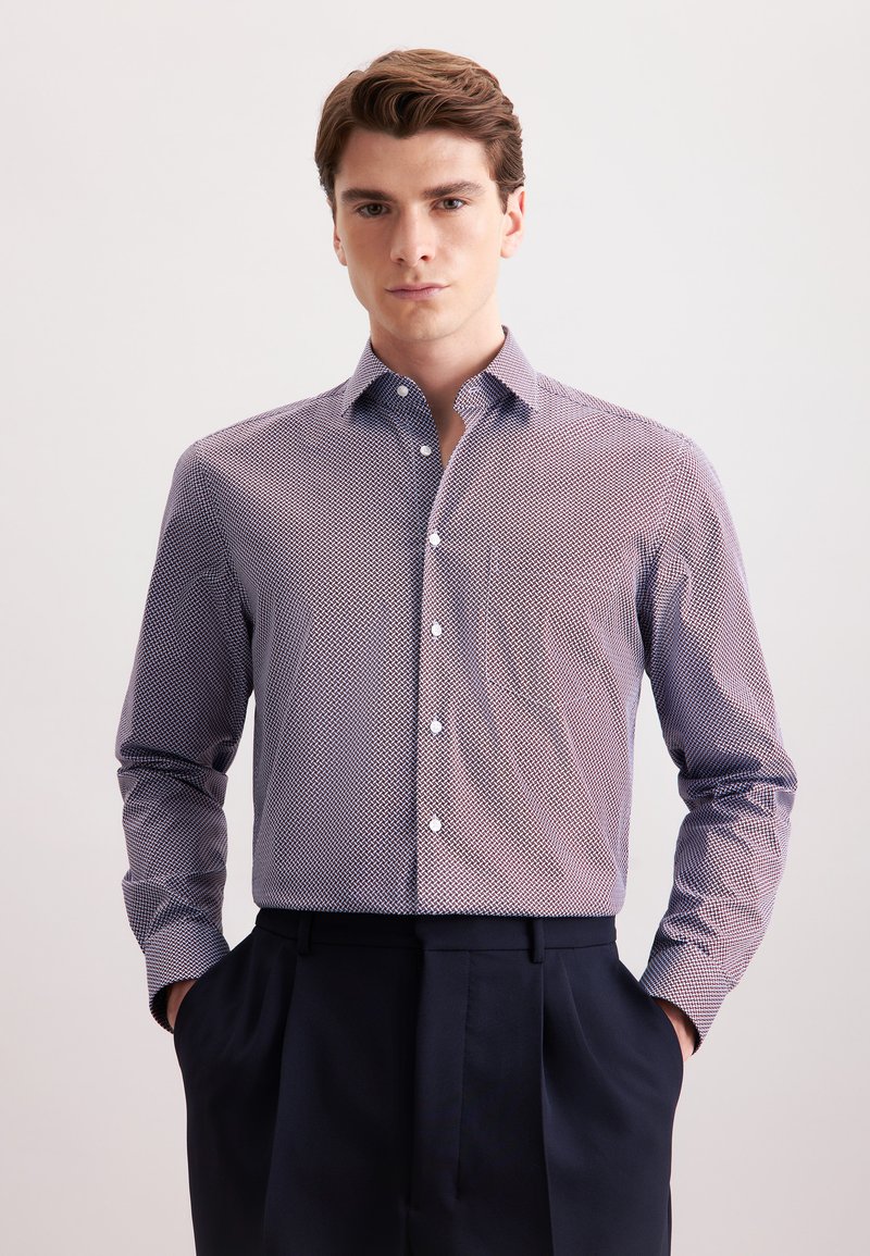 Camicia con bottoni caratterizzata da un motivo geometrico blu navy e bianco, maniche lunghe, colletto standard e vestibilità su misura.