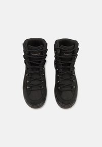 Schwarze Wanderschuhe mit hohem Design, strapazierfähigem synthetischem Material, verstärktem Zehenbereich und strukturierten Schnürsenkeln. Besitzt einen gepolsterten Schaft für zusätzlichen Komfort.