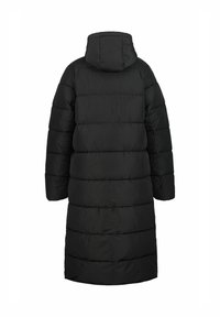 Abrigo de plumón negro con capucha, que presenta un diseño acolchado y mangas largas. El abrigo tiene un corte de longitud media y una textura suave.
