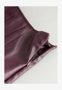 Vybráno, berry red