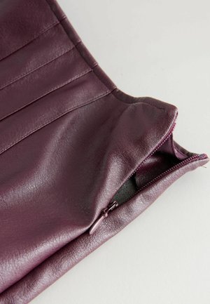 Burgunderfarbene, strukturierte Lederhülle mit sichtbarem Reißverschlussdetail, versehen mit genähten Linien und einem weichen Innenfutter.