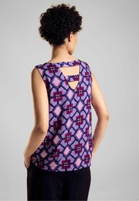 Top senza maniche di colore viola con un motivo geometrico in rosa e rosso; presenta un'apertura a forma di chiave sul retro e dettagli neri.