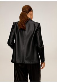 Blazer en similicuir noir présentant une coupe ajustée, des manches longues, un col à revers cranté et des lignes épurées, avec une texture lisse et brillante.