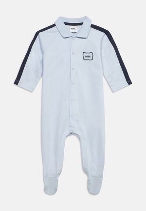 Lyseblå babybody med marineblå striber på ærmerne, knapper foran, krave og "BOSS" logo på brystet.
