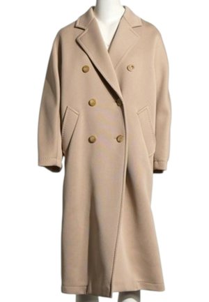 Long manteau en laine beige à double boutonnage avec larges revers, quatre boutons et poches frontales inclinées sur un mannequin blanc.