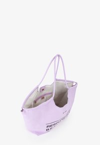 Borsa a tracolla lilla in tessuto, con due manici, una tasca interna e testo stampato su un lato. Design aperto con una consistenza morbida.