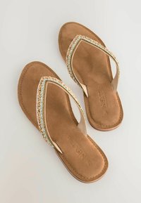 Bruine platte sandalen met een gevoerde zool, voorzien van een geweven band met pastelkleuren en metallic details.