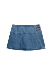Minifalda de mezclilla en azul claro con un diseño plisado. Presenta una cintura con un parche de la marca Superdry y un acento de la bandera estadounidense.