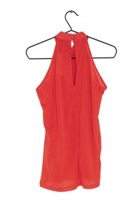 Rotes ärmelloses Oberteil mit hohem Kragen und einer Schlüssellochöffnung im Rücken, aus glattem Stoff, das an einem schwarzen Kleiderbügel hängt.