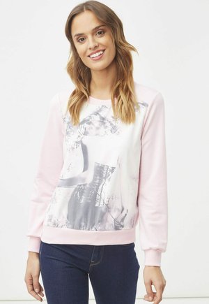 Sudadera rosa de manga larga, con una impresión gráfica frontal de una figura en escala de grises. Textura suave, cuello y puños acanalados.