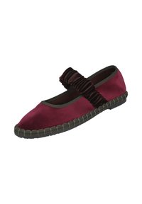 Zapato plano burdeos para mujer con tira elástica fruncida, ribete oscuro y suela texturizada, en ángulo hacia la izquierda sobre fondo blanco.
