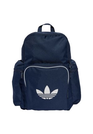 Mochila azul marino hecha de tela duradera, con un prominente logo blanco de Adidas en forma de trébol en el bolsillo frontal, compartimentos con cremallera y asa superior.