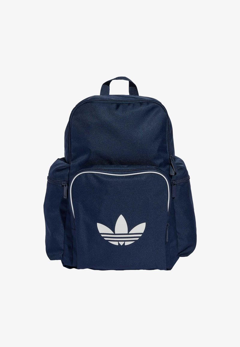 Granatowy plecak wykonany z trwałego materiału, z wyraźnym białym logo trójlistnej koniczyny Adidas na przedniej kieszeni, zamykanymi na zamek kieszeniami i uchwytem na górze.