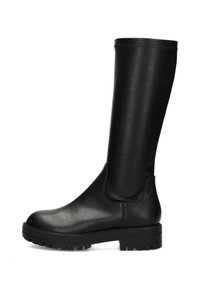 Bota de cuero negra hasta la rodilla con suela gruesa y dentada, tacón bajo, acabado suave y detalles cosidos alrededor del borde superior.