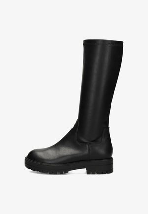 Bota de cuero negra hasta la rodilla con suela gruesa y dentada, tacón bajo, acabado suave y detalles cosidos alrededor del borde superior.