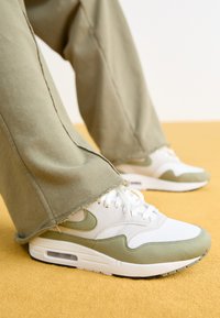 Unselected, white/light army/neutral/grey/black