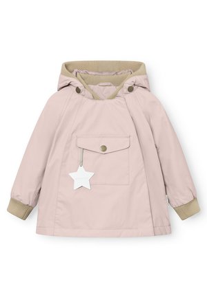 Helle rosa Kinderregenjacke mit Kapuze, gerippten beigen Bündchen, einer Fronttasche mit Druckknopfverschluss und einem sternförmigen Etikett.