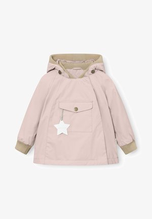 Helle rosa Kinderregenjacke mit Kapuze, gerippten beigen Bündchen, einer Fronttasche mit Druckknopfverschluss und einem sternförmigen Etikett.