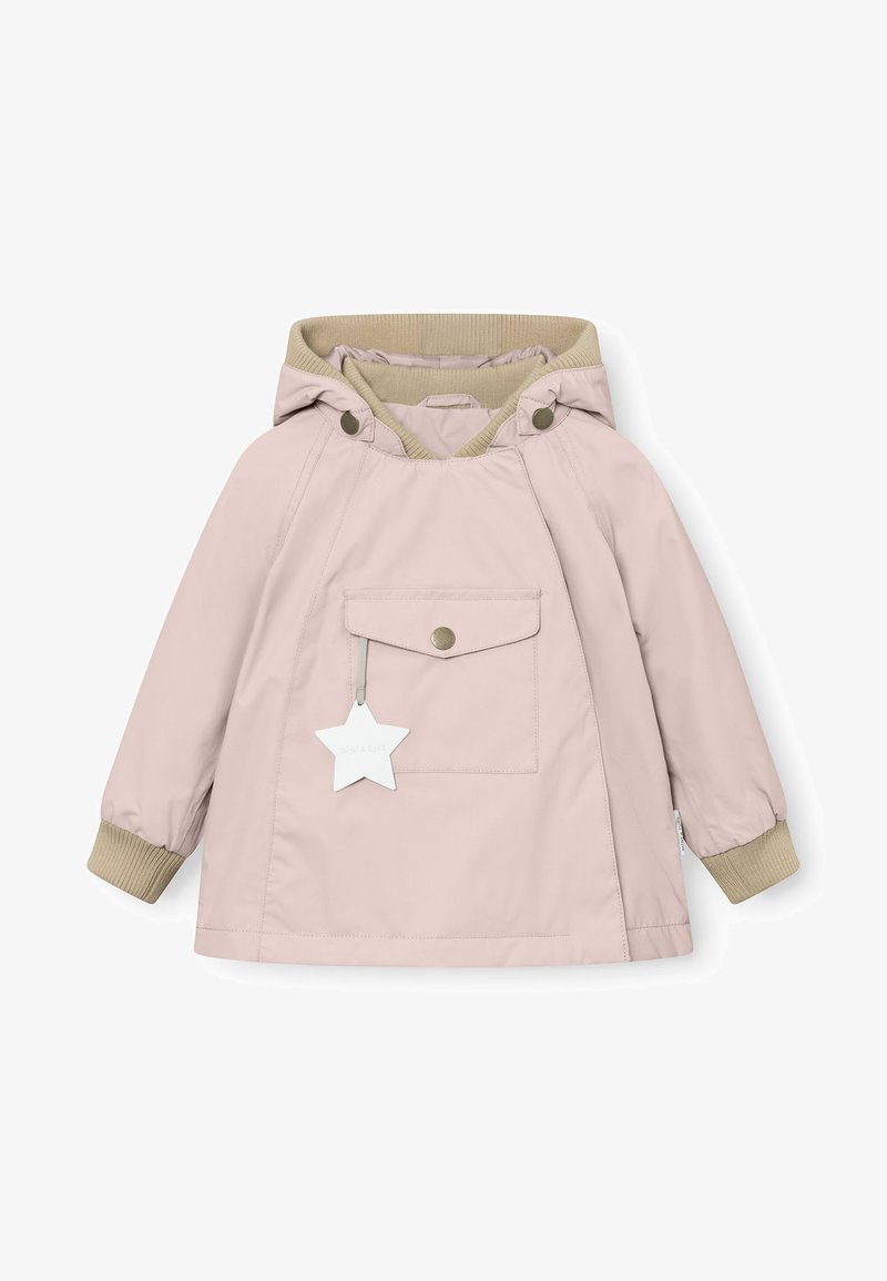 Helle rosa Kinderregenjacke mit Kapuze, gerippten beigen Bündchen, einer Fronttasche mit Druckknopfverschluss und einem sternförmigen Etikett.