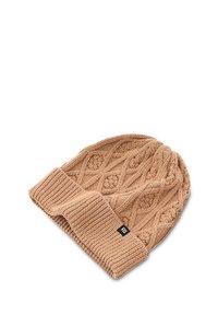 Beżowa dziana czapka z fakturowanym wzorem w warkocze oraz ściągaczem. Posiada małą metkę z logo z boku. Wykonana z miękkiej, wełnianej mieszanki.