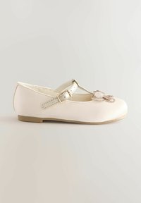Helle rosafarbene Ballerinas mit einem metallischen Riemen und einem Stoffblütenakzent an der Spitze. Glattes Satinmaterial mit einem runden Zehendesign.