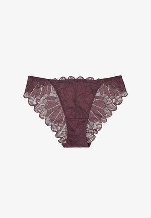 Koronkowe figi w głębokim burgundowym kolorze, z kwiatowym wzorem, falbankowymi brzegami oraz gładkim środkowym panelem dla dodatkowego komfortu.