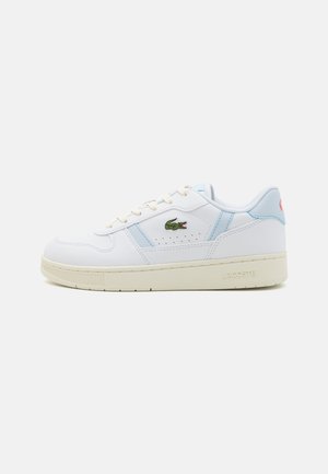 Valkoinen nahkakenkä, jossa on vaaleansinisiä yksityiskohtia, nauhakiinnitys, rei'itetty sivupinta ja teksturoitu kumipohja. Lacoste-logo sivulla.