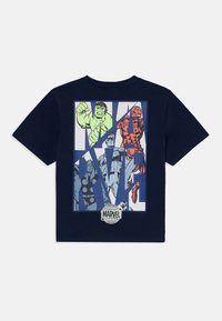 Marineblå bomulls T-skjorte med tegneserieaktige illustrasjoner av superhelter, med et sentralt "MARVEL"-logo nederst. Korte ermer.