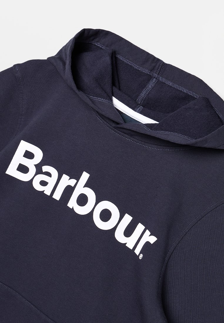 Felpa con cappuccio blu navy realizzata in tessuto morbido, caratterizzata da un logo bianco "Barbour" ben visibile sulla parte anteriore. Design semplice con dettagli a costine.