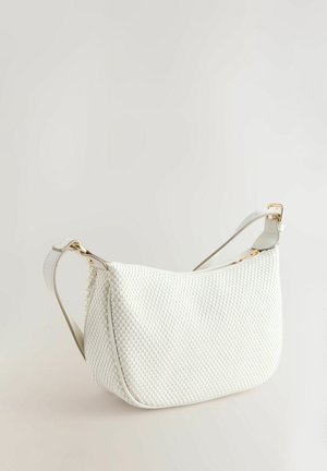 Hvid vævet håndtaske med en buet form, der har en gylden lynlås og er suppleret med et glat læderrem og hardware i gyldent tone.