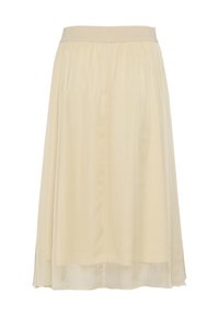 Crème-kleurige midi-rok met een zachte, vloeiende textuur, elastische tailleband en doorschijnende overlay. De zoom is licht uitlopend voor bewegingsvrijheid.