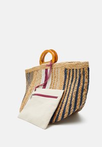Wiklinowa torba na ramię z brązowymi okrągłymi uchwytami, ozdobiona pionowymi paskami w kolorach niebieskim, białym i bordowym oraz odłączaną kremową saszetką z zamkiem.
