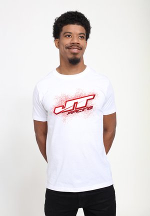Hvid bomulds t-shirt med et iøjnefaldende rødt "JT Racing" logo med sprøjtedesign. Skjorten har rund halsudskæring og korte ærmer.