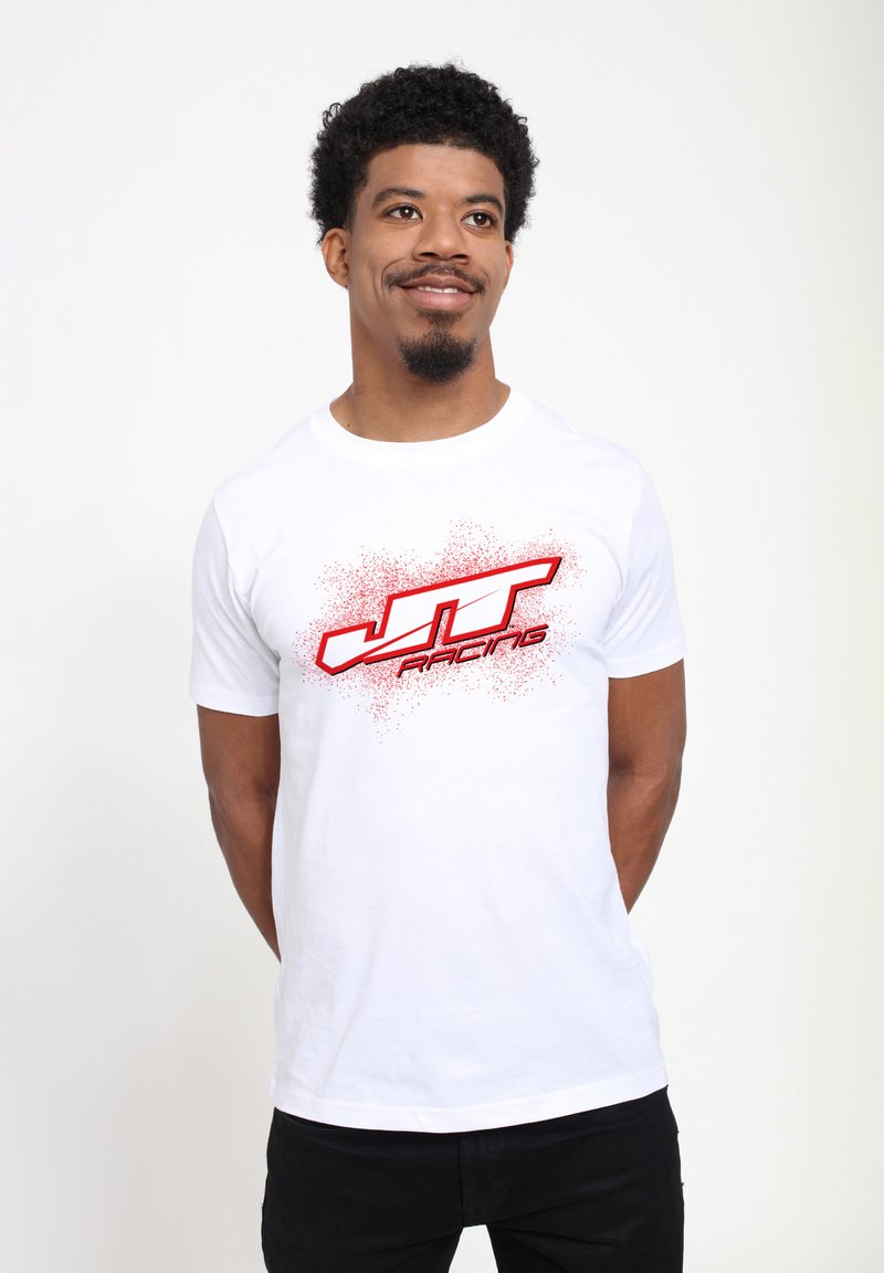 Weißes Baumwoll-T-Shirt mit einem auffälligen roten "JT Racing"-Logo und einem Spritzdesign. Das Shirt hat einen Rundhalsausschnitt und kurze Ärmel.