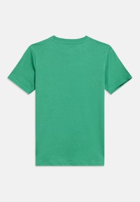 Απλό πράσινο βαμβακερό μπλουζάκι με κοντό μανίκι, εμφανιζόμενο από πίσω σε λευκό φόντο.