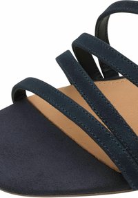 Sandalo blu in suede con tre sottili cinturini, insole beige imbottita e suola nera curva per comfort e stabilità.