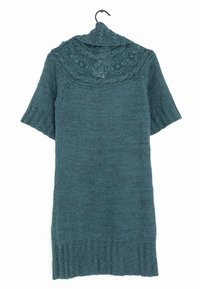 Neuletyynyt sininen mekko lyhyillä hihoilla, jossa on teksturoitu pyöreä kaula-aukko ja hieman ribbireunus. Kevyt kangas monimutkaisilla kuvioilla.