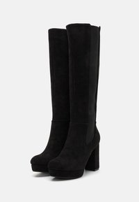 Stivali neri alti fino al ginocchio realizzati in suede, con tacco blocco, punta rotonda, pannelli laterali elasticizzati e una texture liscia.