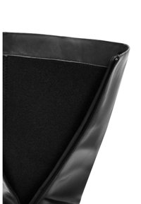 Borsa nera in pelle sintetica con un esterno liscio, una fodera in tessuto morbido e una chiusura a zip su un lato.