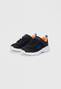 Schwarze Netzsneaker mit orangefarbenem Innenfutter, blauen Akzenten und weißen Sohlen; ausgestattet mit dehnbarem Riemen und Schnürsenkeln für einen sicheren Halt.