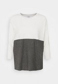 Maglione leggero a maglia con collo rotondo, caratterizzato da una sezione superiore bianca e una sezione inferiore grigia scura, maniche a tre quarti e una vestibilità morbida.
