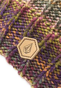 Berretto lavorato a maglia multicolore realizzato in filato spesso, con una trama a treccia e una toppa in pelle esagonale con un logo.