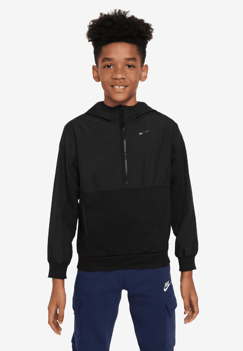 Schwarzer Kapuzenpullover mit halbem Reißverschluss vorne, ausgestattet mit einem strukturierten oberen Abschnitt und einem glatten unteren Teil. Nike-Logo auf der Brust.