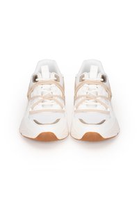 Witte sportieve schoenen van mesh en synthetische materialen, met beige veters, een lichtgetextureerde bovenkant en een gumrubberen zool.