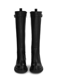 Botas de cuero negras hasta la rodilla con textura suave, cremalleras laterales y correas de tobillo en contraste. Presentan una puntera redondeada y una suela de goma gruesa.