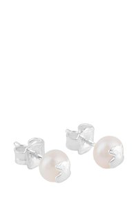 Pendientes de plata con perlas blancas redondas y pequeños adornos plateados con forma de animales sobre fondo blanco.